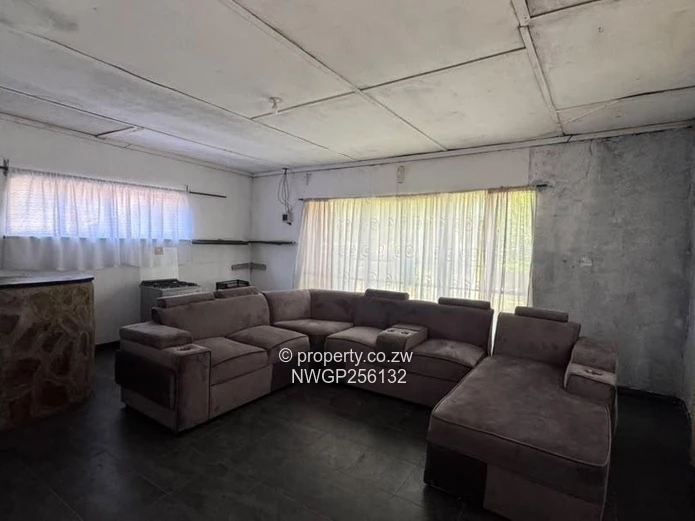 Spacious 3-Bed Home in Ilanda on 1679m² with Borehole & Solar