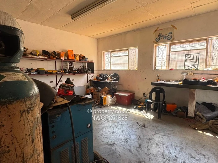 PRIME INDUSTRIAL PROPERTY FOR SALE – PLUMTREE ROAD, BULAWAYO Asking Price: USD $600,000